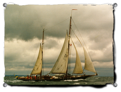 Schwedische Yacht vor Aebelö bei Starkwind